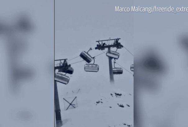 Horror a sífelvonón: összevissza rángatta a 100 km/órás szél a felvonókat (Videó)